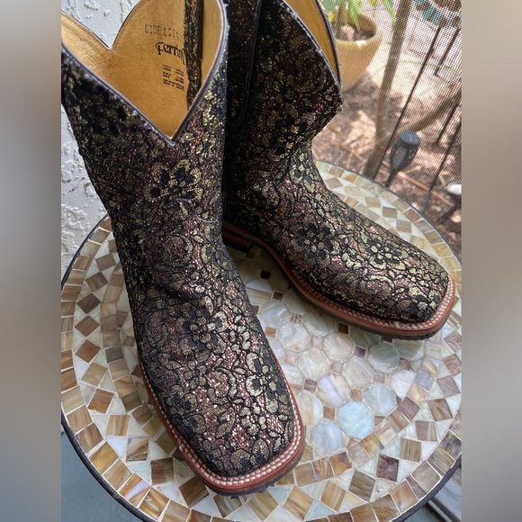 Corral Shoes - Ferrini Black and Gold Heeled Boots Sparkly Western Style sz 9 never worn